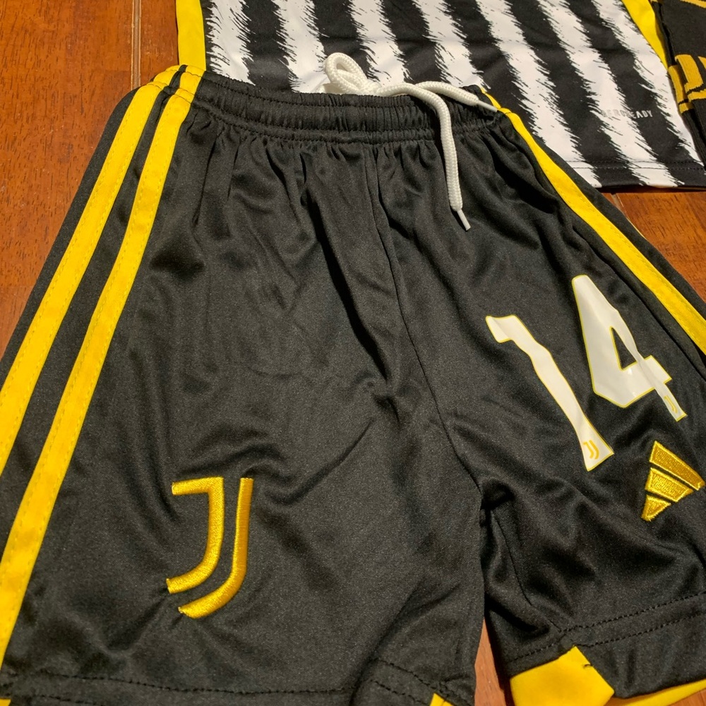 Kids Juventus 23/24 Jerseys - Picture 3 of 8